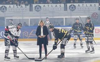 Aurélie Feret, Directrice générale chez Atlas Sécurité Privée, donnant le coup d'envoi du Match des Dragons de Rouen face aux Ducs D'angers
