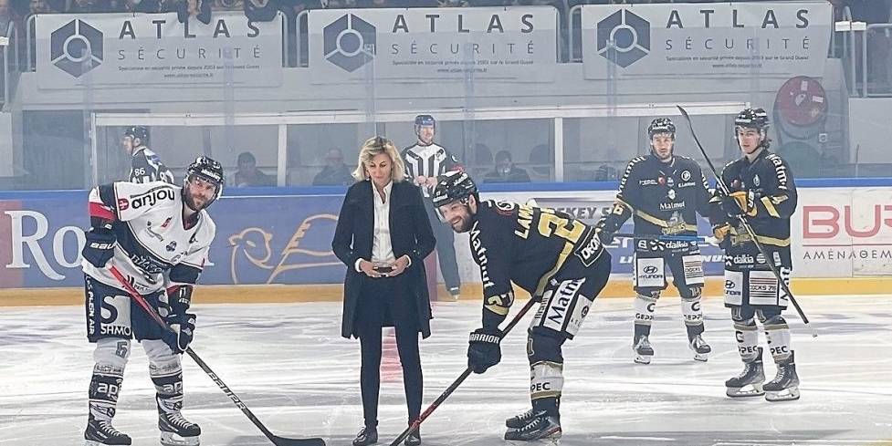 Aurélie Feret, Directrice générale chez Atlas Sécurité Privée, donnant le coup d'envoi du Match des Dragons de Rouen face aux Ducs D'angers