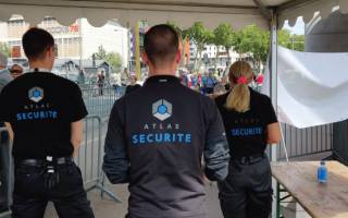 Agents de sécurité privée de dos lors d'une prestations de filtrage