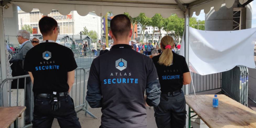 Agents de sécurité privée de dos lors d'une prestations de filtrage