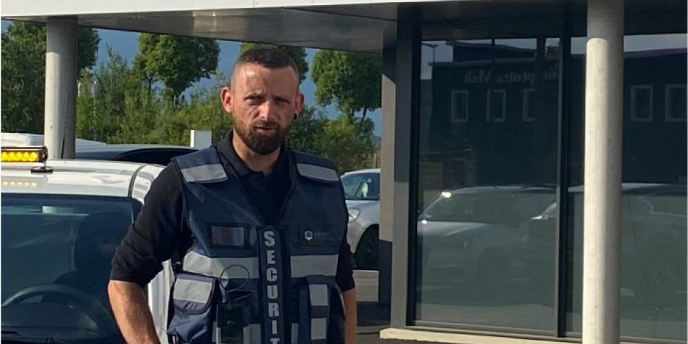 Frederic L., agent cynophile chez Atlas Sécurité privée, devant le siège.
