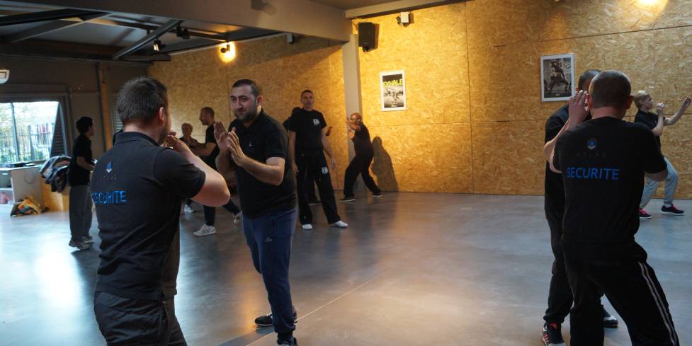 Agents de sécurité et personnel de bureau d'Atlas sécurité lors d'une séance de krav maga