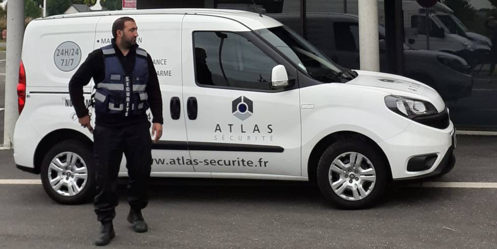 Rondier intervenant et son véhicule d'Atlas sécurité