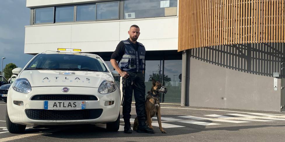 Véhicule d'Atlas sécurité et son agent de Sécurité Cynophile